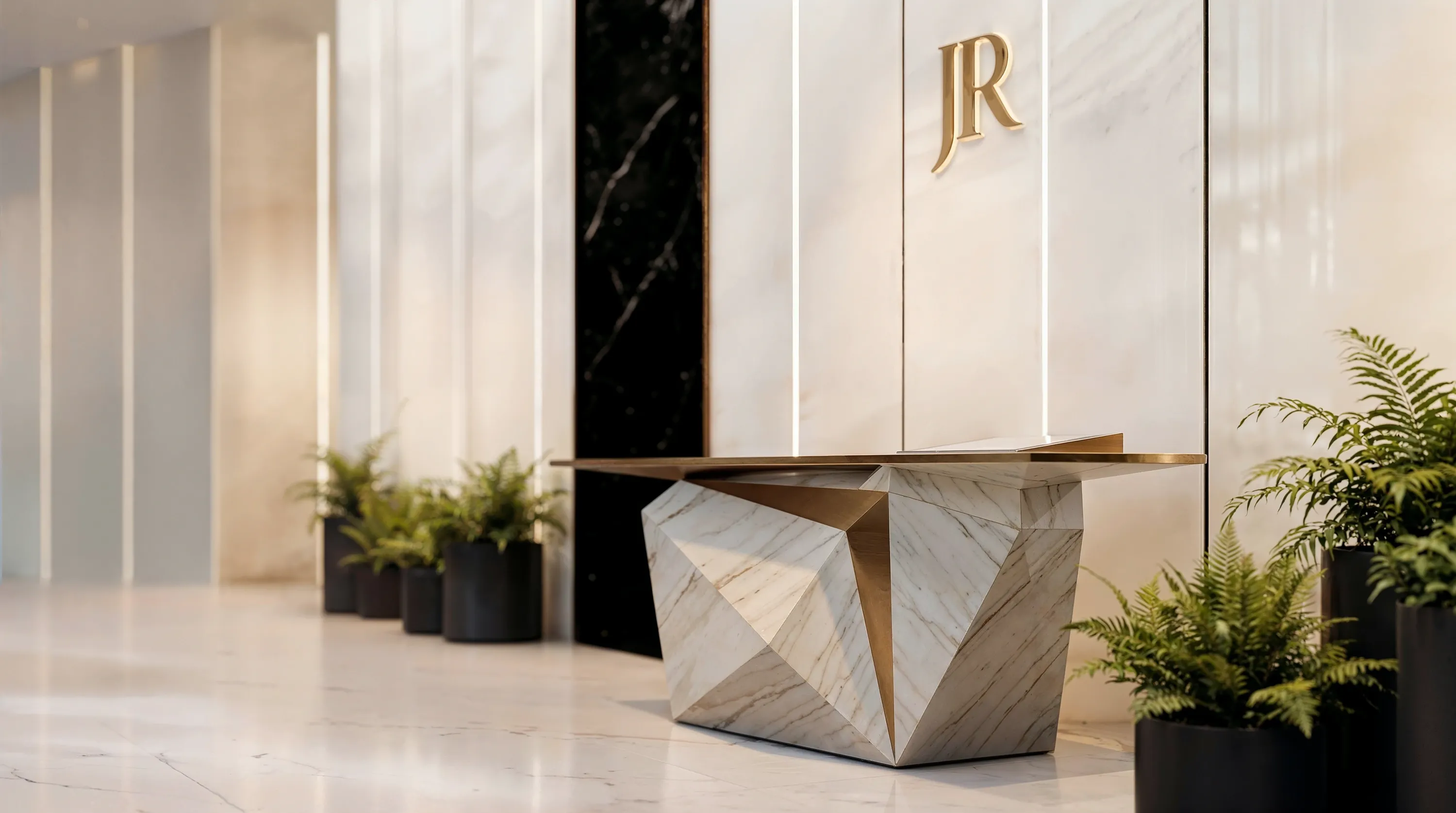 Der Concierge-Tresen in der Lobby von Richmond Residences, geschnittener Marmor vor einer schwarzen Steinwand